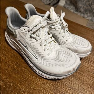White Altra Torin 7 running shoes